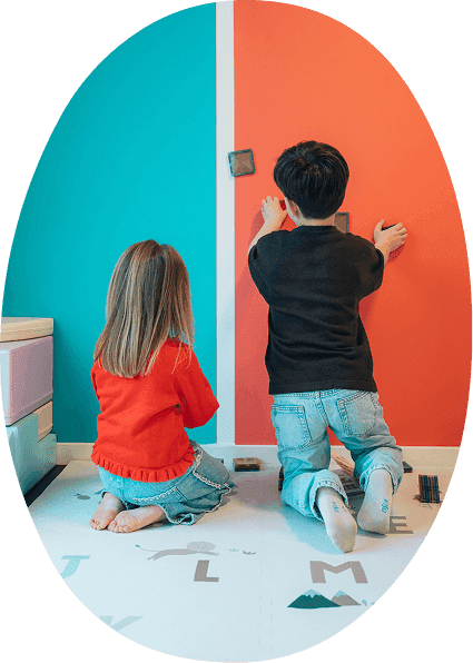 Kinderen die spelen in de praktijkruimte van VONK